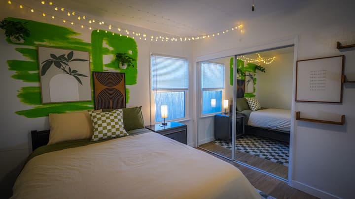 The Green Glow Room Stylish Stay Near Spacex - Gardena, CA