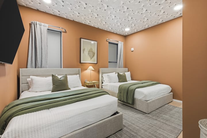 公寓一楼设有卧室，配有两张舒适的标准双人床。 这间卧室配备高清电视，配备您想要的所有应用程序，还有一个壁橱，可存放您的物品。