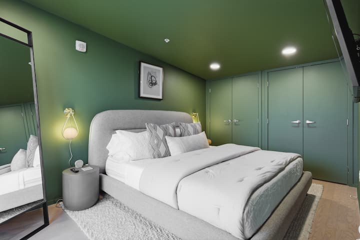 公寓二楼设有豪华特大号床。 这间卧室配有高清电视，可观看您可能需要的所有应用程序。 宽敞的壁橱，可存放您的衣服！ 这间卧室的窗户可俯瞰坎伯兰河。 