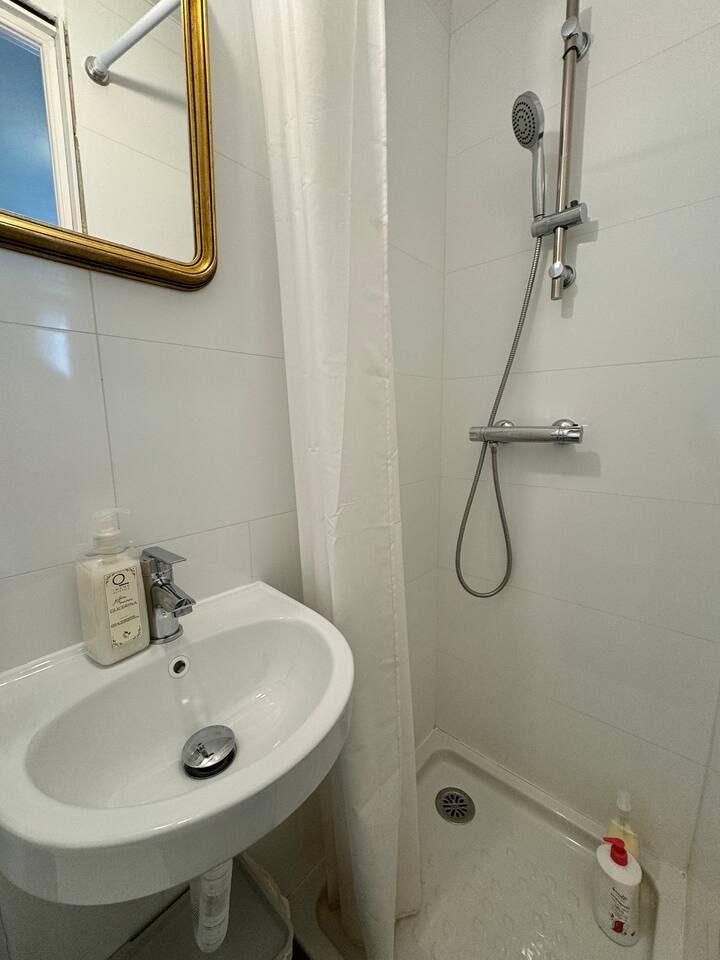 CA4-Low cost room.