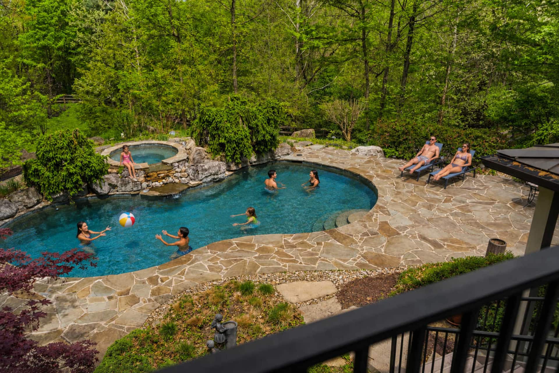 9 Acre Estate-Pool-Hot Tub-Wine Cave-20 Min to DT