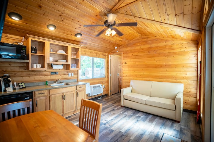 Wooded Cabin Retreat Near Middleborough - Bridgewater, MA