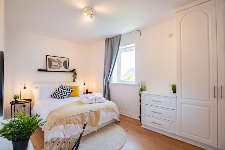 Dormitorio 6 - Cama doble - Segundo piso - Superficie: 11,6 m2 (125 pies cuadrados)