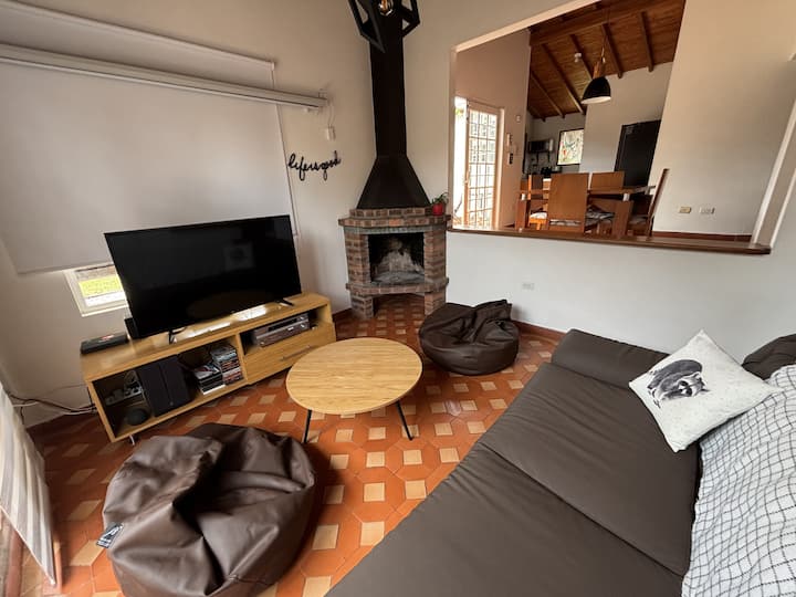 Sala acogedora con chimenea, perfecta para compartir y relajarse.