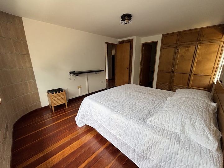 Cómoda habitación con baño privado.