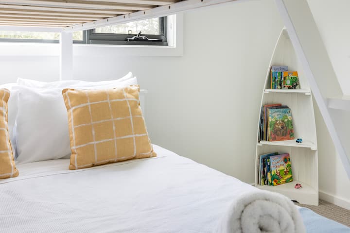 El dormitorio dos consta de una litera triple (cama individual en la parte superior, cama doble en la parte inferior) más una cama nido individual que se desliza desde debajo de la litera. Se suministra toda la ropa de cama.