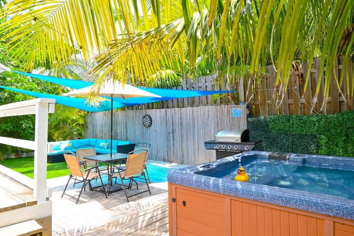 The Hottub Hideaway-5 Min From Sombrero Beach - Marathon, FL