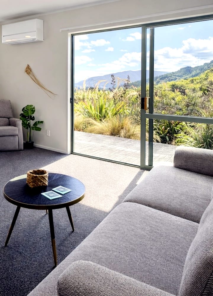 Big Skies & Mountain Views | Peaceful Rural Stay - Fiordland