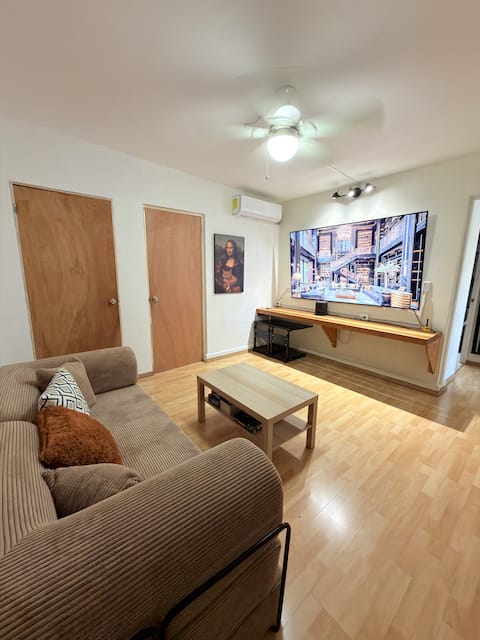 Popular Airbnb listing: 85” TV | Balcony | Walk to TEC MTY | Self Check-in in Monterrey