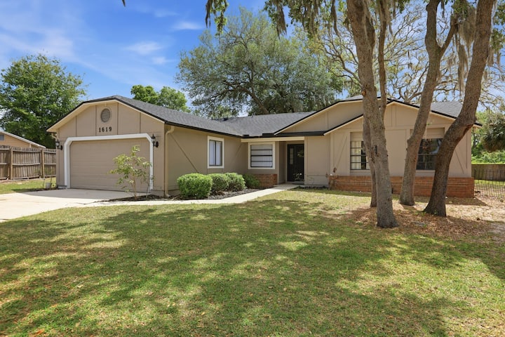 Cozy Orlando Getaway | Near Disney | Fenced Yard - Ocoee, FL