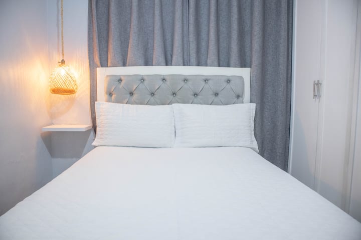 Habitación con cama doble, vista al patio y baño privado