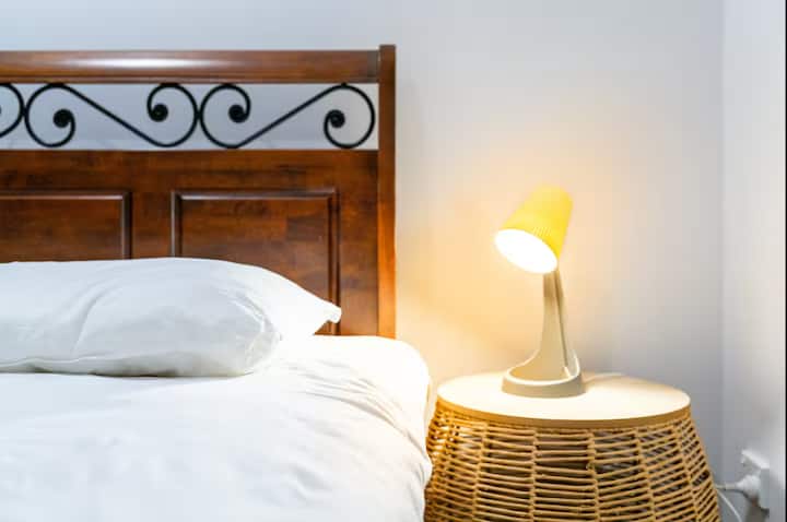Une douce lumière tamisée, des textures tissées et une ambiance cosy — parfait pour se détendre après une journée bien remplie. ✨