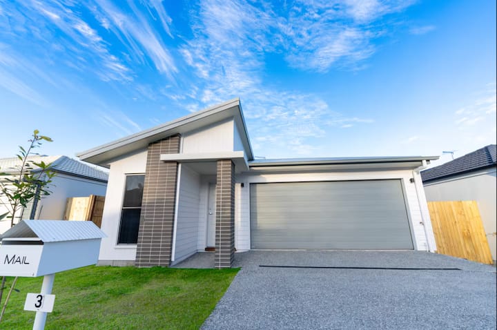 Modern Park Ridge Haven  Perfect For Families! - Logan Village
