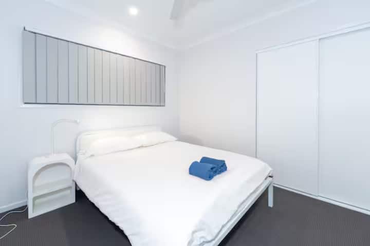Draps d'un blanc immaculé, confort moelleux comme un nuage et rideaux occultants pour prolonger la grasse matinée. ✨