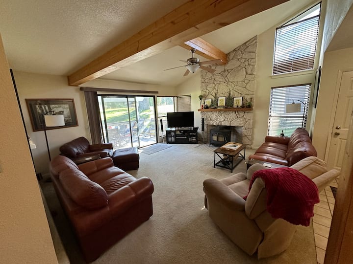 Beautiful And Spacious Golf Townhome In Graeagle. - Graeagle, CA