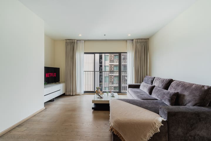 Bangkok Bliss | 62 m² Premium 1BD | BTS 2 Min