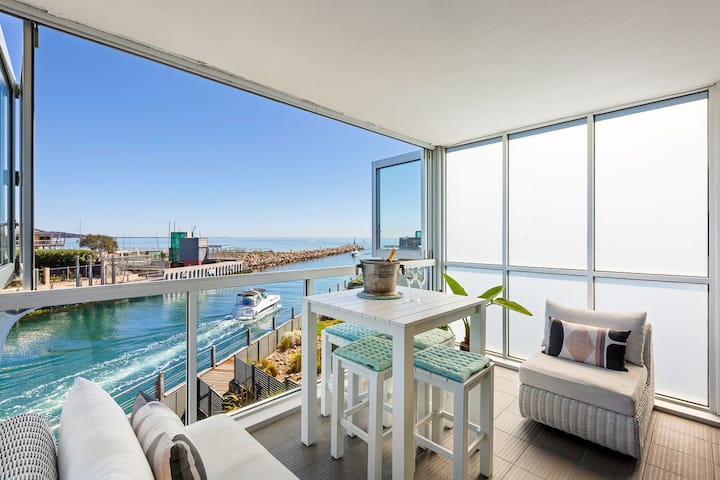 Azure Bliss: Lujo En El Agua, Acceso A La Piscina, Vistas Al Agua, Wifi, Terraza Grande, A Pie De Playa - Red Hill