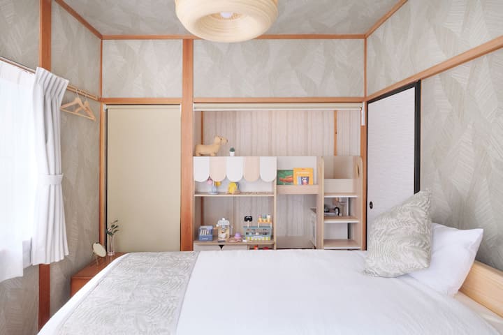 【寝室1（2F）和室】和モダンな主寝室
Dormitorio amplio en el segundo piso.Se instalan 2 camas individuales de 97 cm de ancho y una litera para niños.Puede descansar cómodamente mientras disfruta de la cultura japonesa.
(Dormitorio 1: Habitación espaciosa en el segundo piso con dos camas individuales de 97 cm de ancho y una litera para niños.) Relájese en un entorno japonés moderno.)