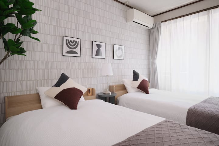 [Dormitorio 3 (2.º piso), habitación de estilo occidental] Habitación doble con 2 camas semidobles
Esta es una habitación independiente de estilo occidental ubicada en el segundo piso.Contamos con dos camas semidobles (120 cm de ancho), y es posible que uno de los padres comparta la cama con un niño pequeño y duerma a su lado.
Dormitorio n.º 3 (2.º piso), habitación de estilo occidental: cuenta con dos camas semidobles (120 cm de ancho). Son lo suficientemente amplias como para que un padre comparta la cama con un niño pequeño.