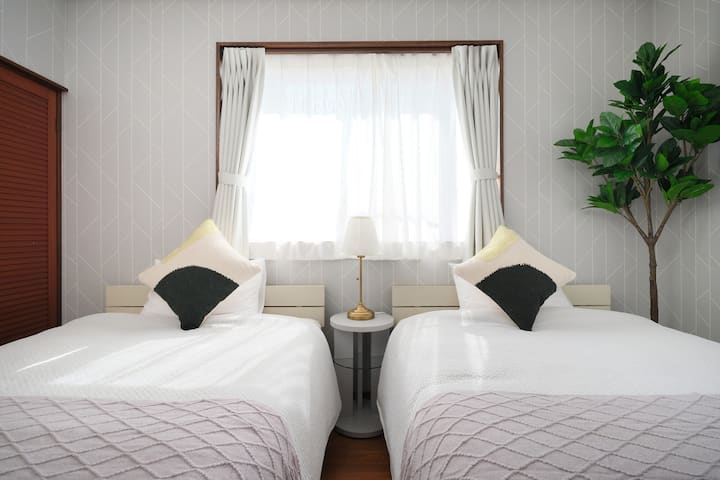 【寝室2（2F）洋室】Habitación doble con camas individuales y un ambiente relajado para dormir a gusto
Es una habitación occidental independiente ubicada en el segundo piso.Disponemos de 2 camas con un ancho de 120 cm y también es posible compartir la cama con su hijo/a.
Dormitorio 2 (2.º piso), habitación estilo occidental: cuenta con dos camas dobles (120 cm de ancho). Son lo suficientemente amplias como para que un padre comparta la cama con un niño pequeño.