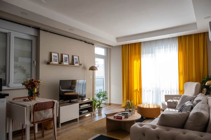 Chic 2br City Center Flat | Walk To Old Town &Tram - Antalya