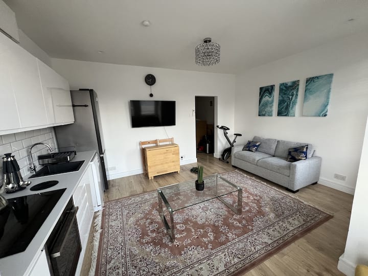 Your Kingston Base | Stylish Room For Two - Hampton