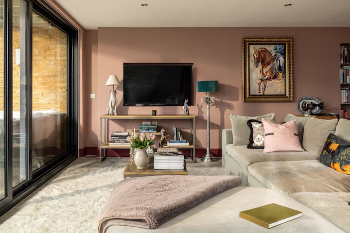 Lakeside Retreat With Rooftop Hot Tub - South Cerney