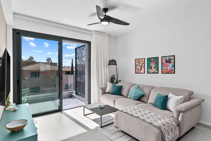 Oasis 301 Gorgeous Modern 2-bed | Complex Pool - Paphos
