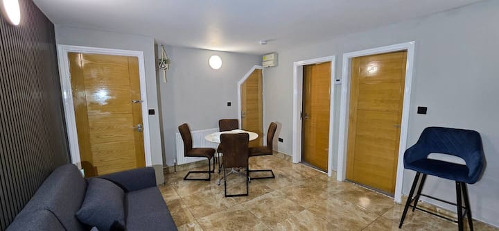 Modern 3-bedroom Flat With Private Bath & Kitchen - Manchester