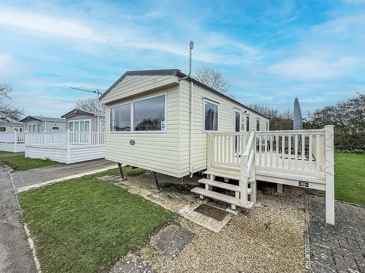 Caravan With Decking, Suffolk  Ref 60038o - Framlingham