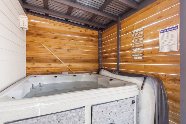 Hot Tub, Tennis Court & Arcade Game Room - Houses for Rent in
