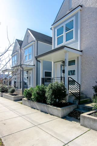 Todd Townhouse – 2 Bedroom– Near City Hotspots