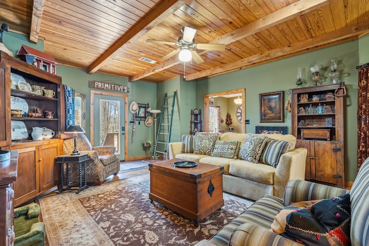 Dog Friendly Vintage Lake Cabin W/ Hot Tub & Kayak - Hot Springs, AR