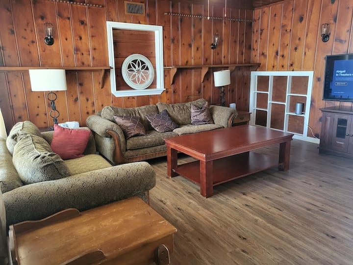Spacious 5br W/ Fire Pit & King Beds - Corsicana, TX