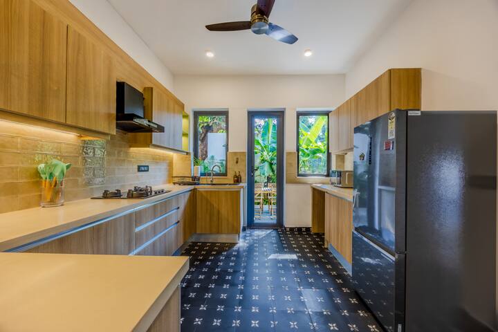 Full kitchen image 2