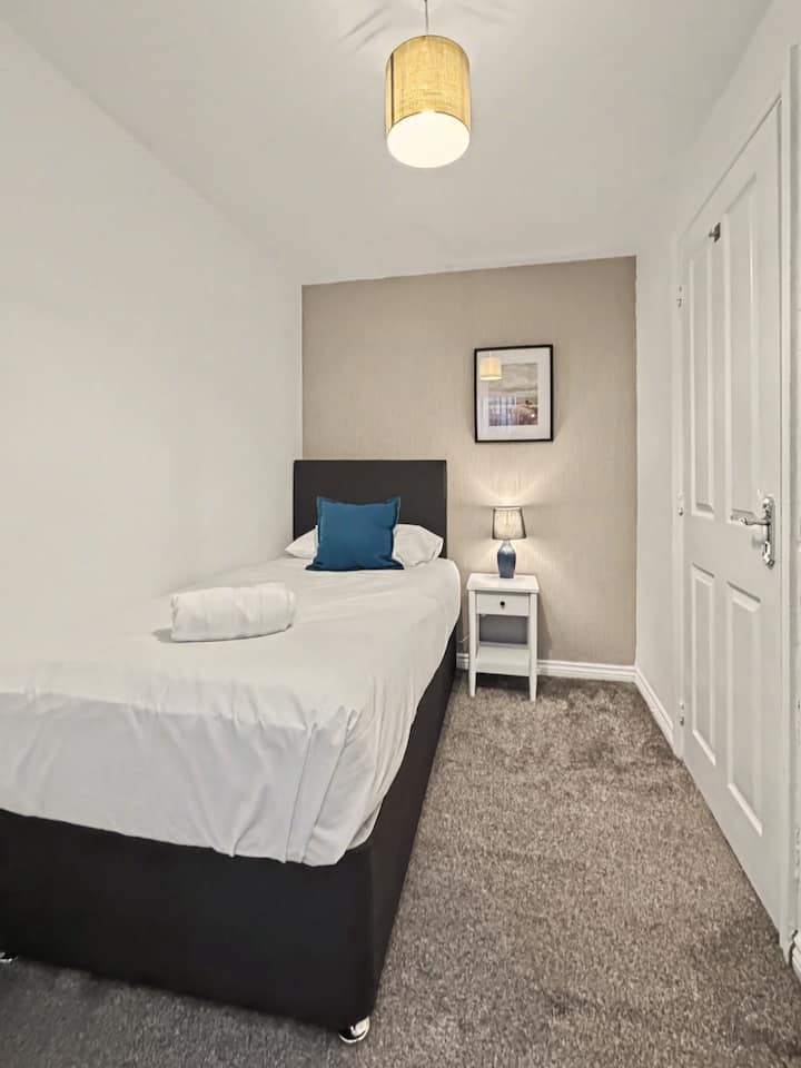 חדר שינה קטן יותר. מתאים לאדם אחד