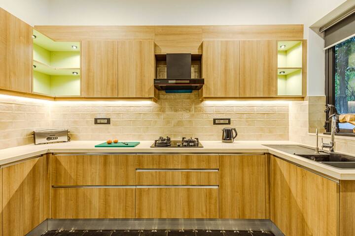 Full kitchen image 1