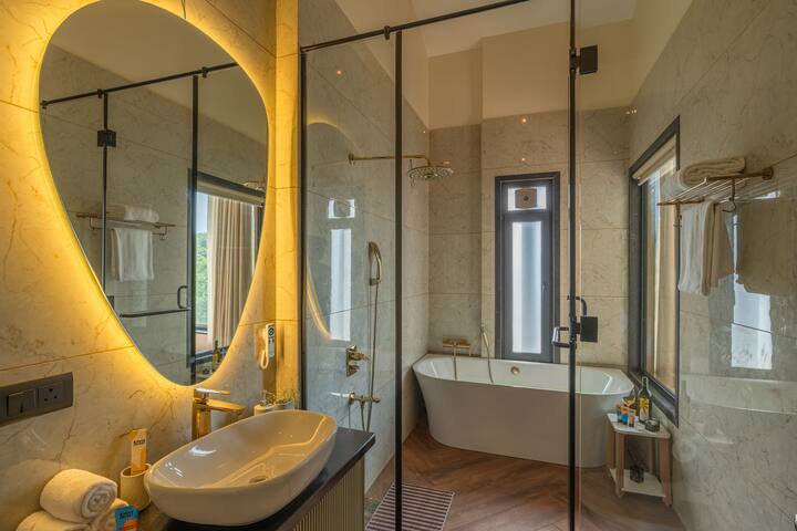 Full bathroom 1 image 1