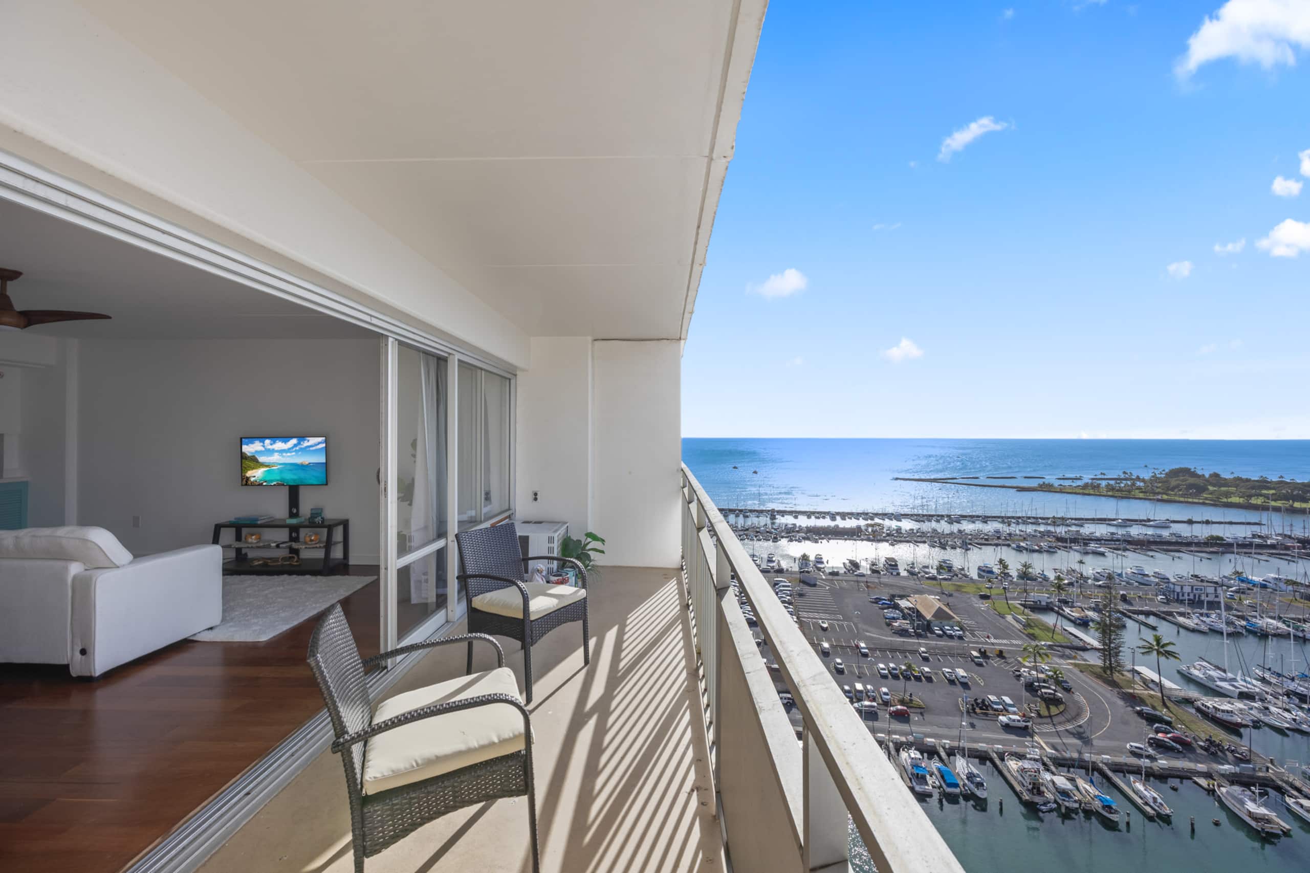 Luxury ocean view resort condo in Ilikai Hotel - Image 15