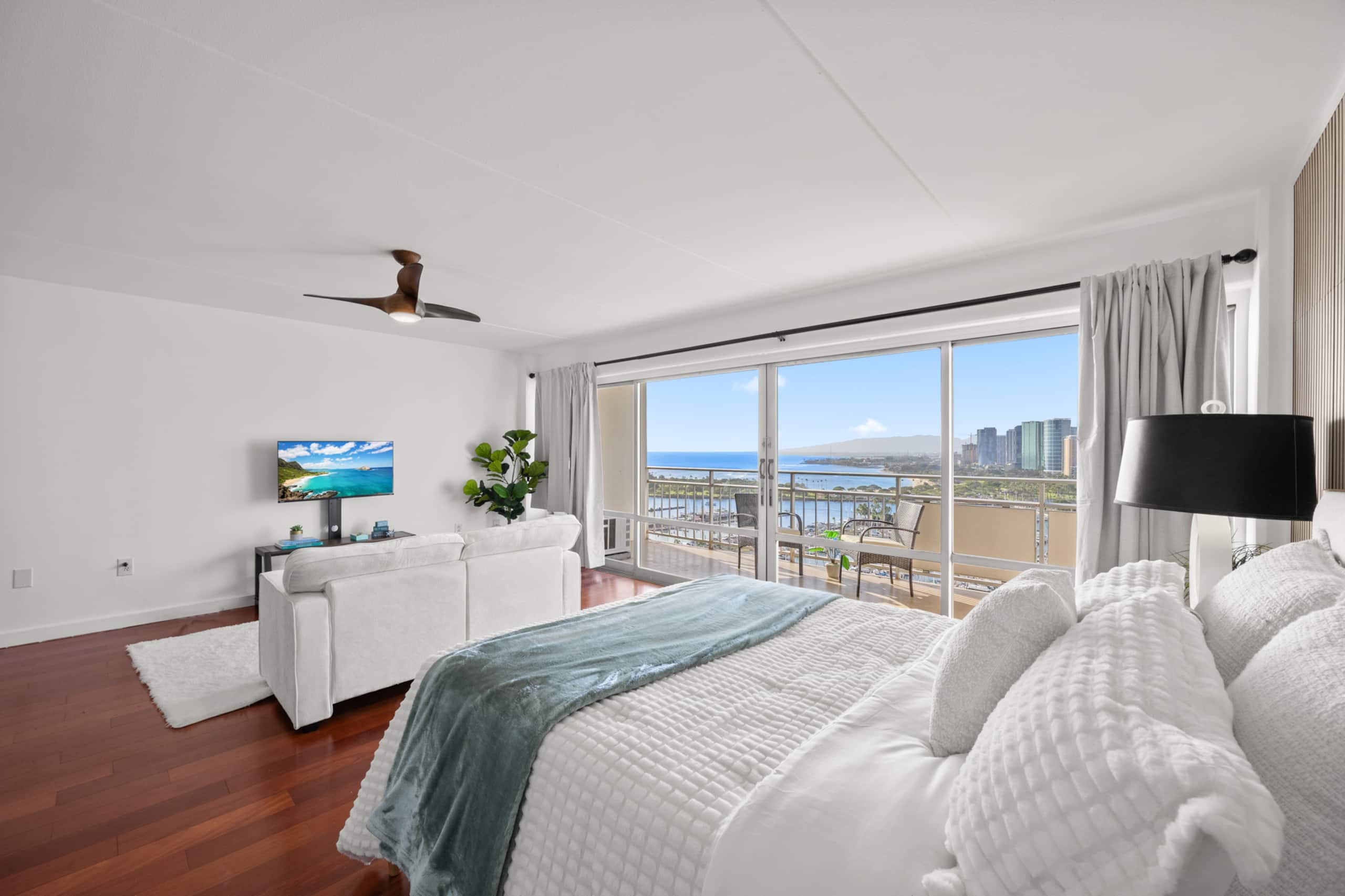 Luxury ocean view resort condo in Ilikai Hotel - Image 7