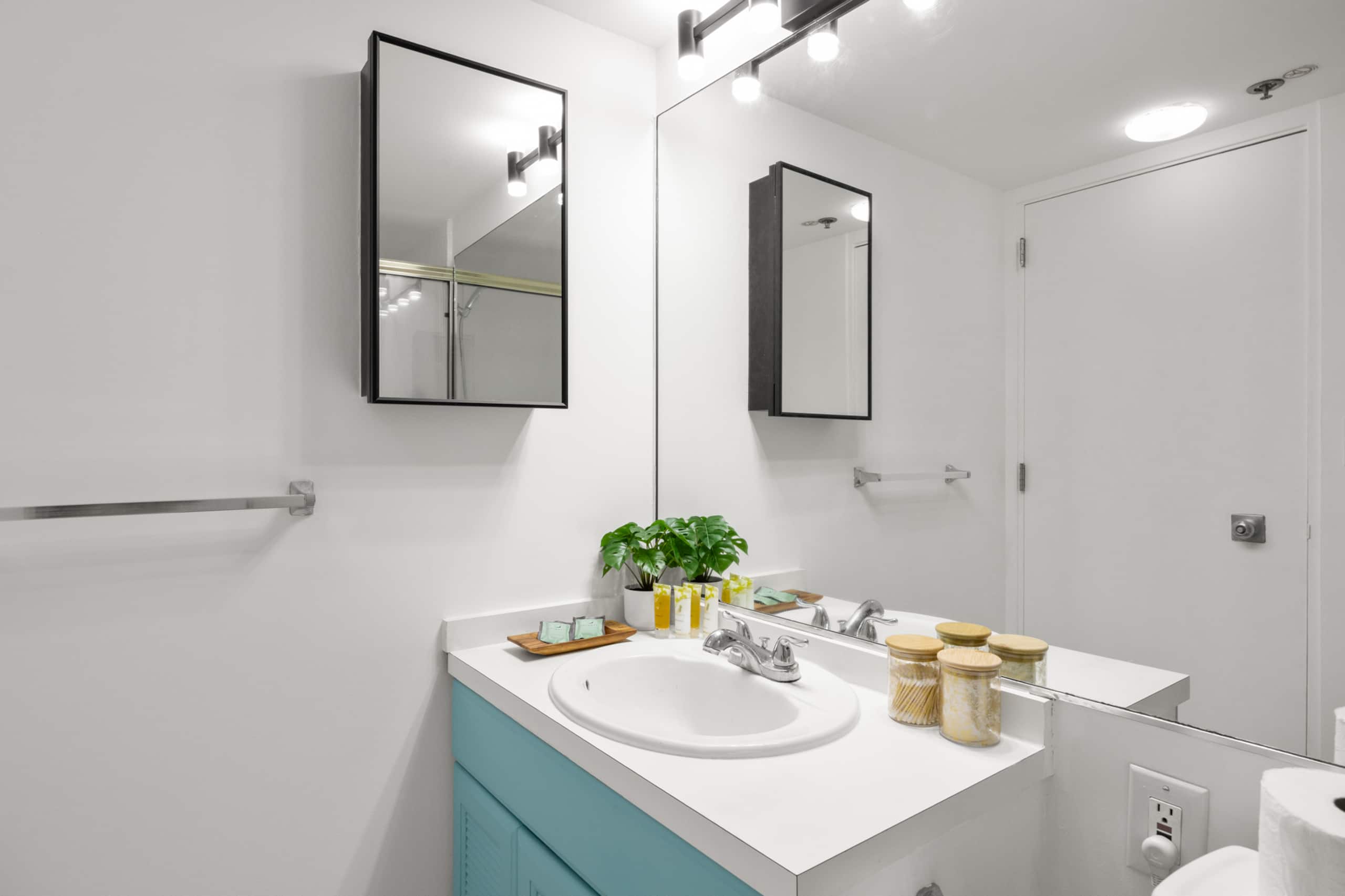 Luxury ocean view resort condo in Ilikai Hotel - Image 13