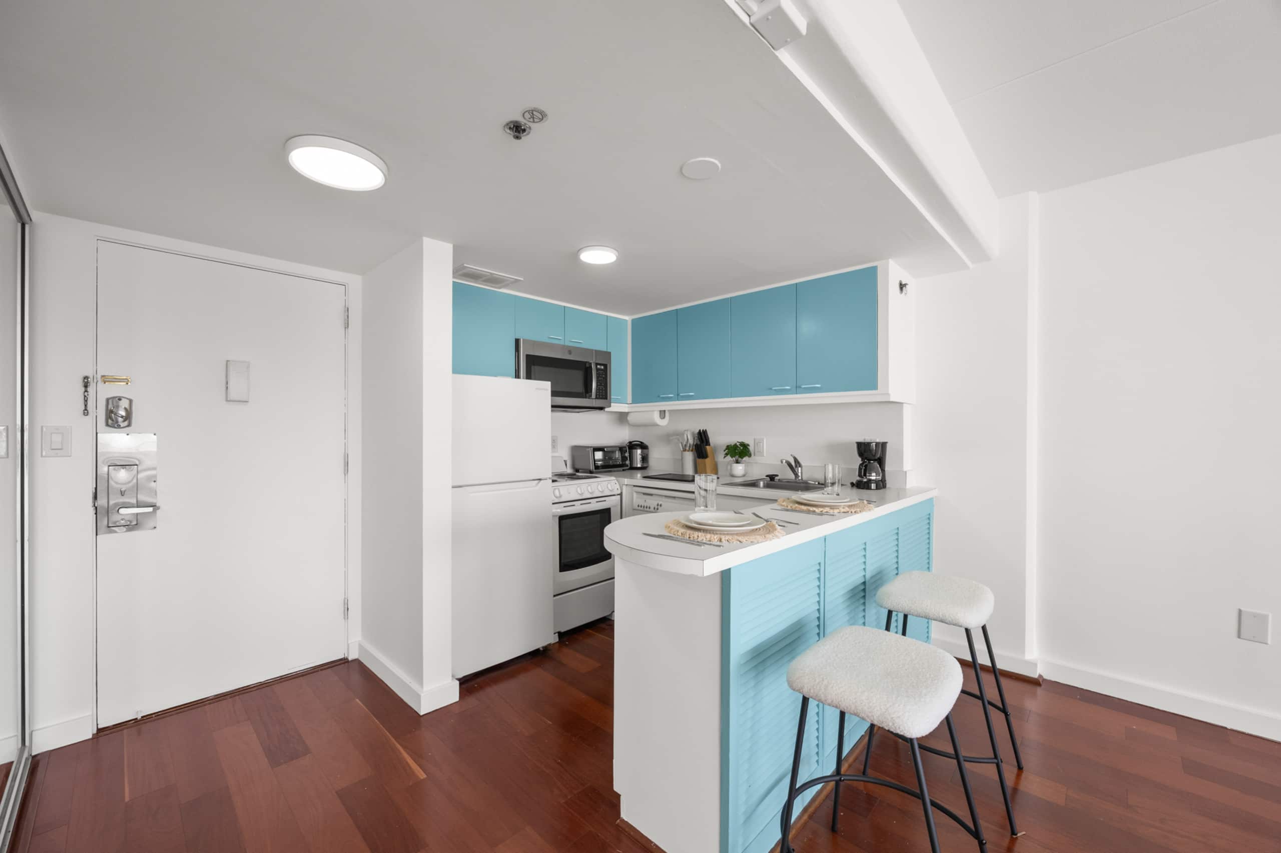 Luxury ocean view resort condo in Ilikai Hotel - Image 3