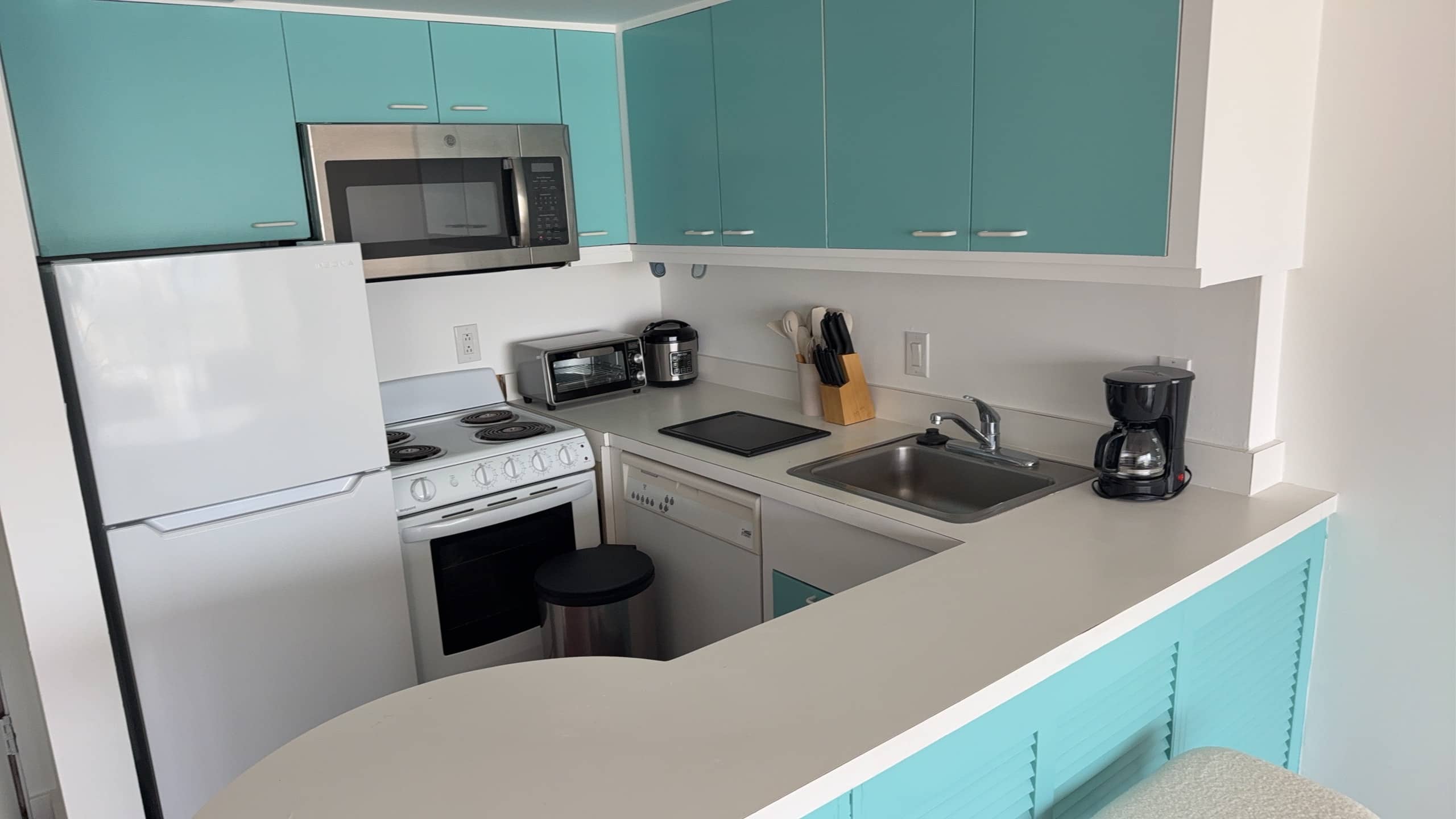 Luxury ocean view resort condo in Ilikai Hotel - Image 31