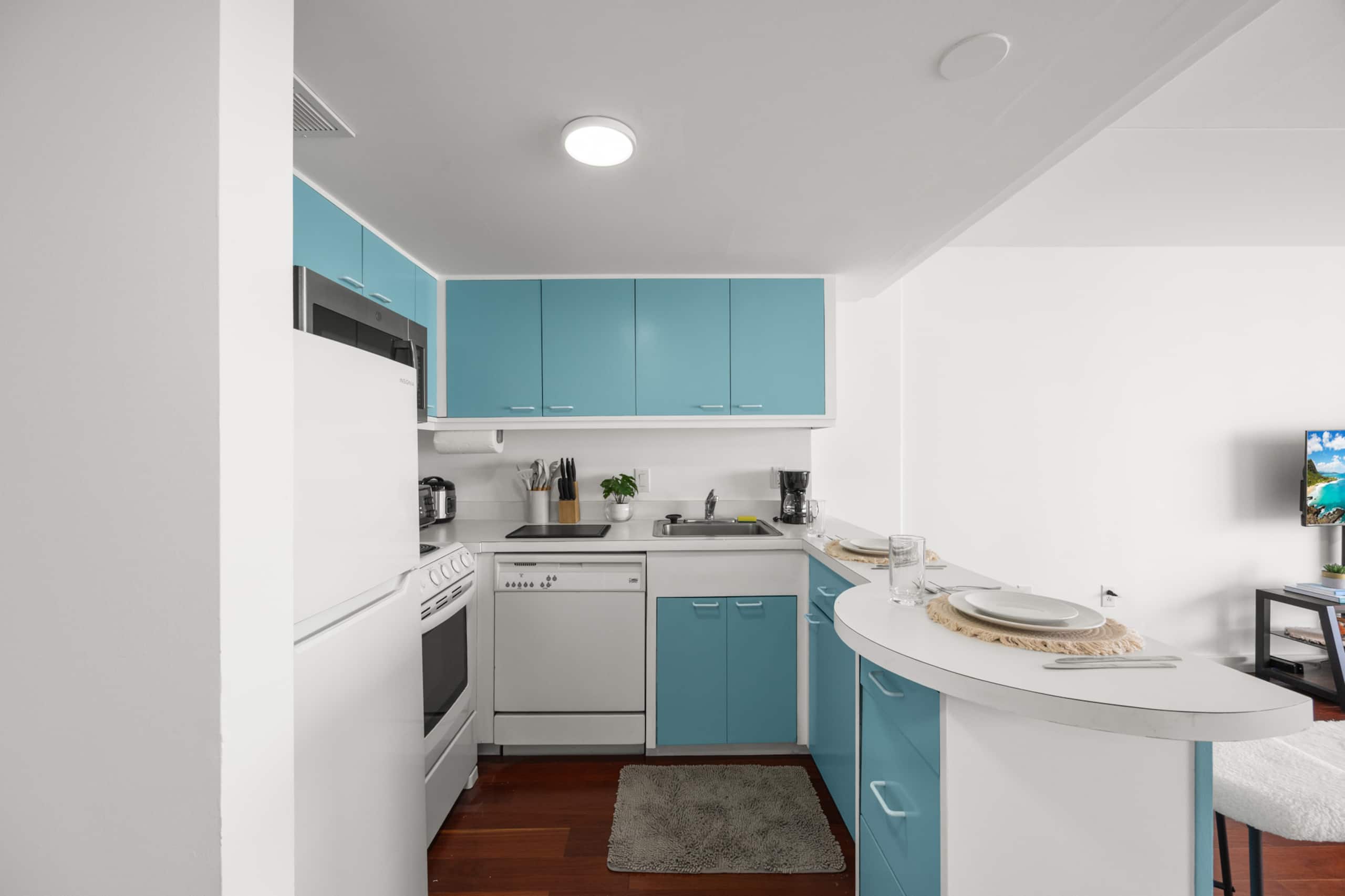 Luxury ocean view resort condo in Ilikai Hotel - Image 4