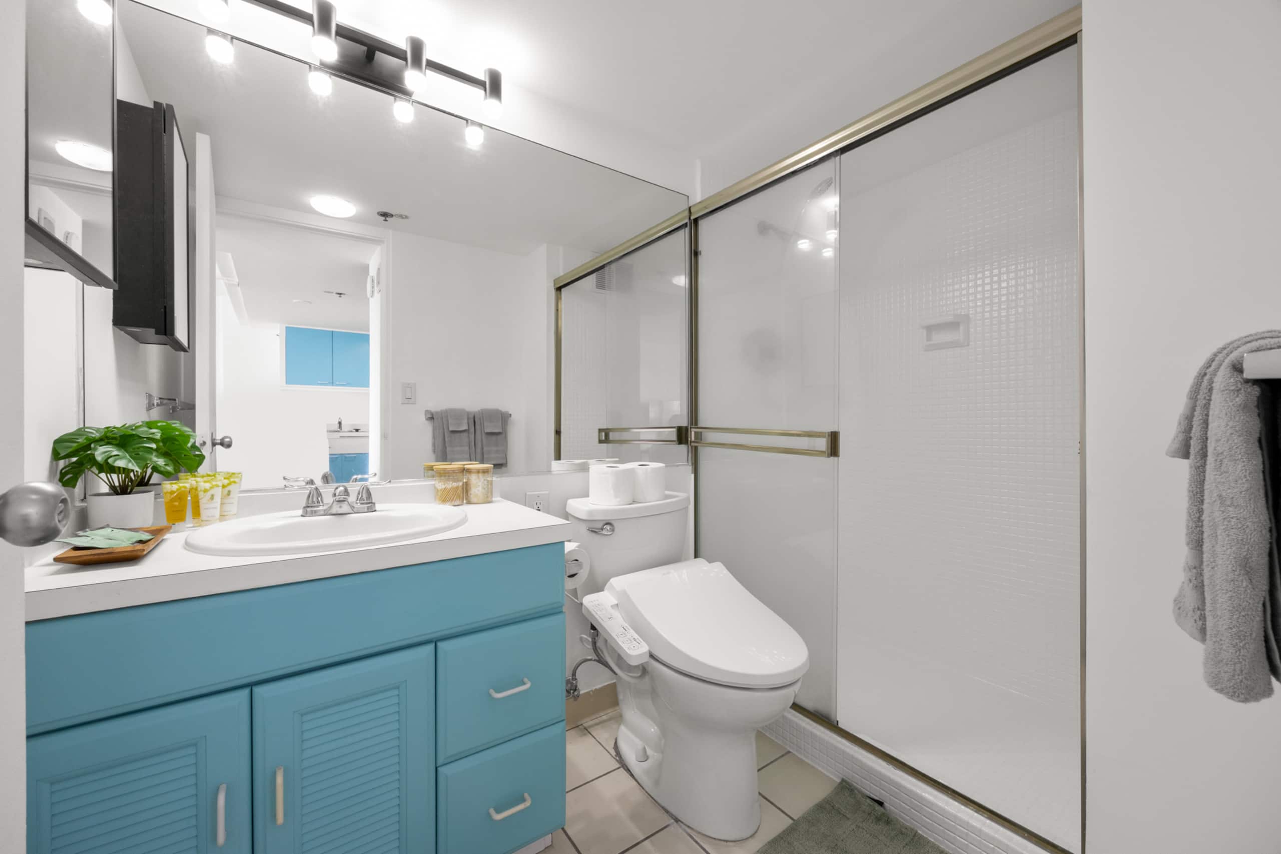 Luxury ocean view resort condo in Ilikai Hotel - Image 14