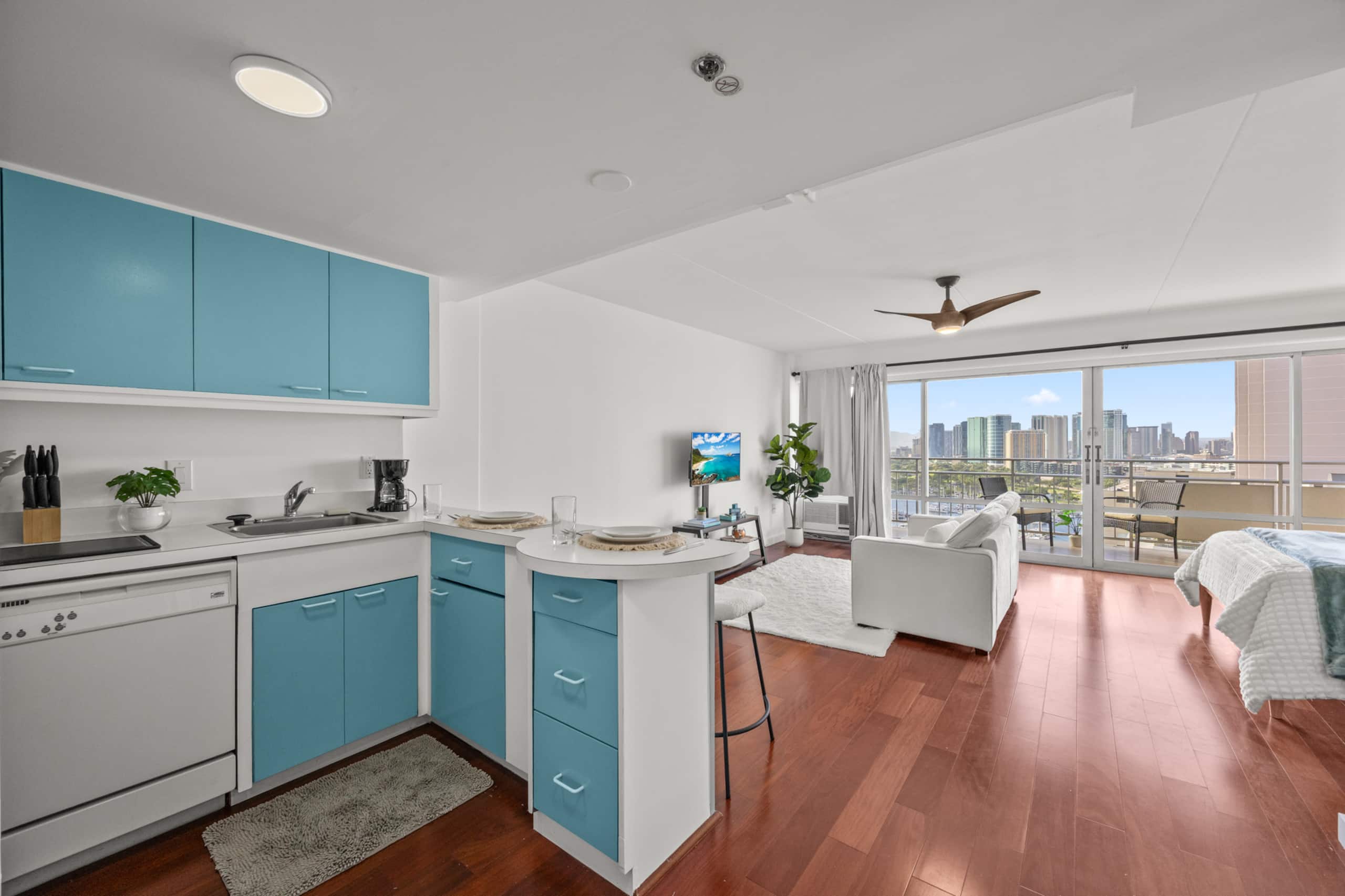 Luxury ocean view resort condo in Ilikai Hotel - Image 6