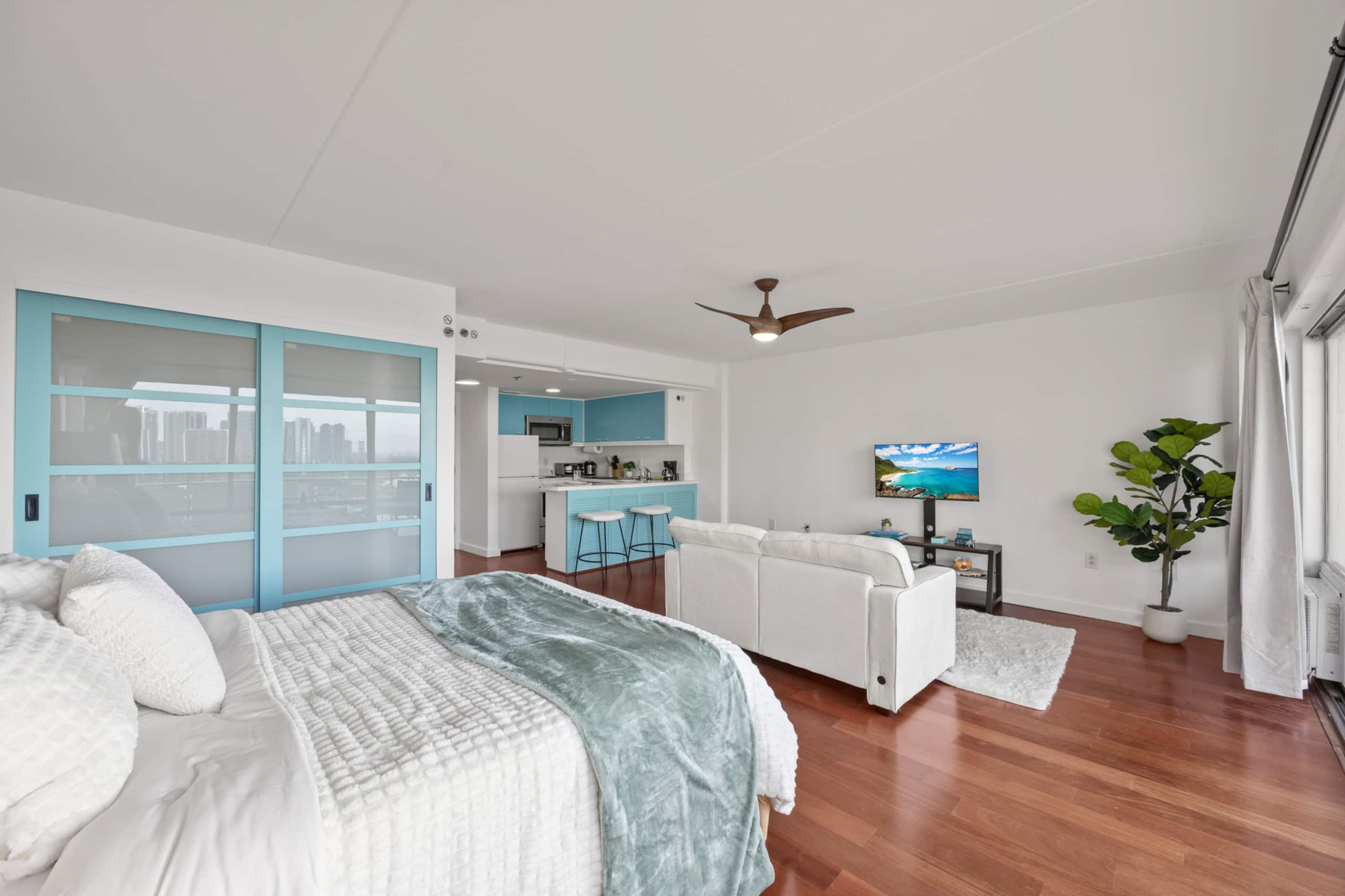 Luxury ocean view resort condo in Ilikai Hotel - Image 11
