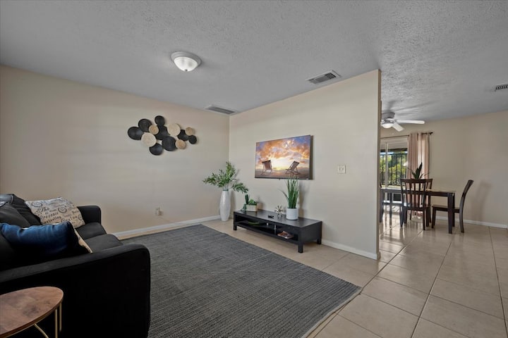 The Cozy Palm | Bright 3br Treasure Coast Retreat - Port St. Lucie, FL
