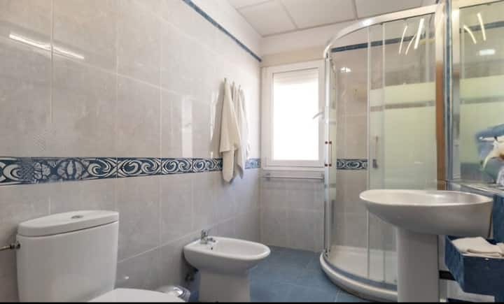 2-bed Apt, Sleeps 4 200m To Beach, Shops & Dining - Benalmádena