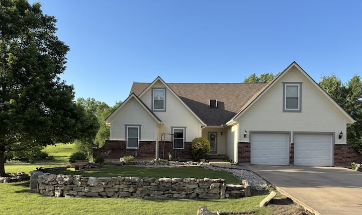 2-acre Retreat Minutes From World Cup - Longview Lake, MO